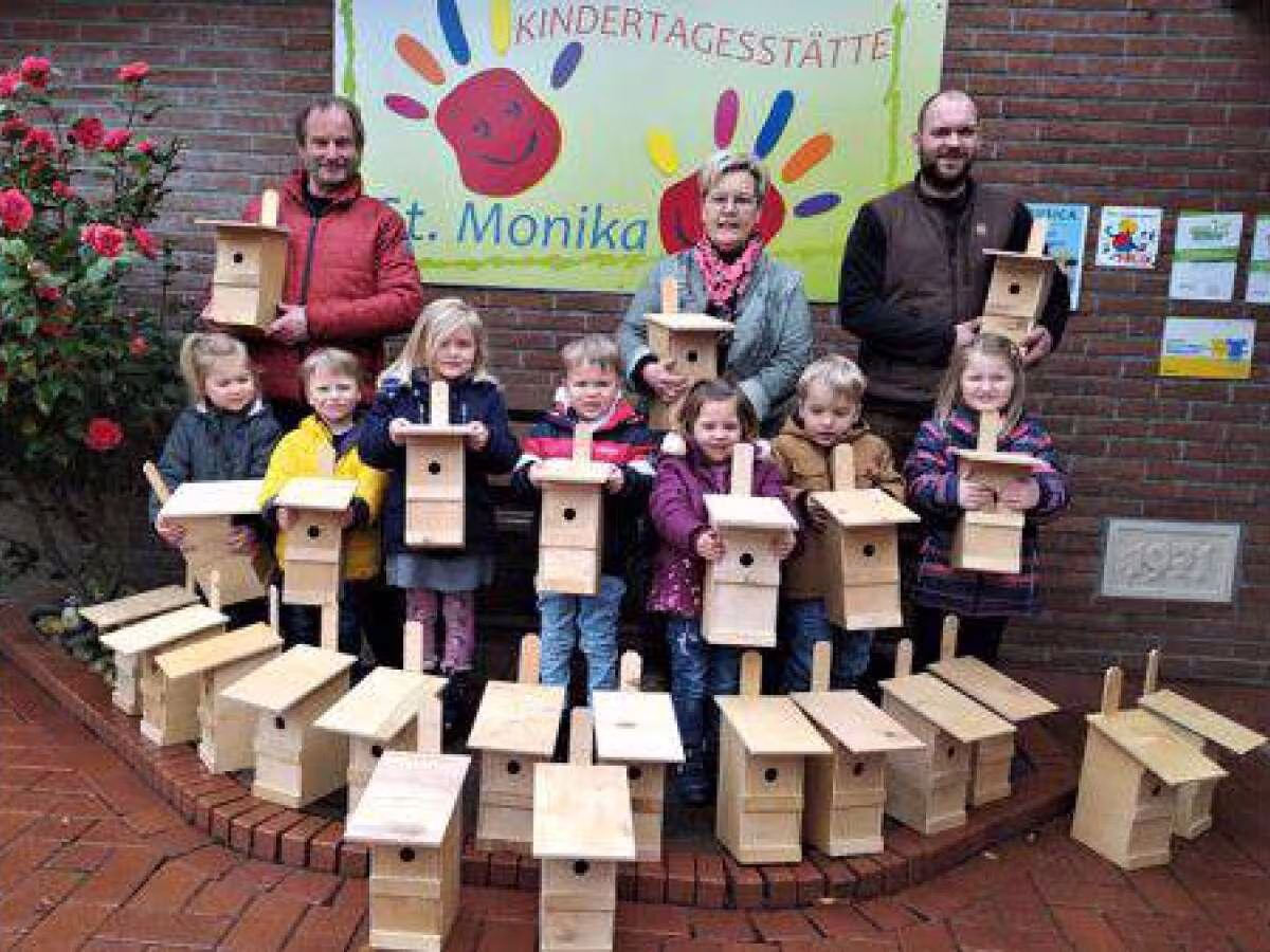 Jungen und Mädchen erhalten Vogelnistkästen / Quelle:NWZ-Online