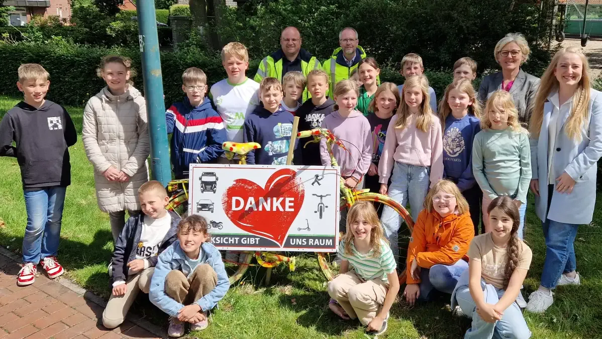 Buntes Rad wirbt in Gehlenberg für mehr Sensibilität im Straßenverkehr / Quelle:NWZ-Online