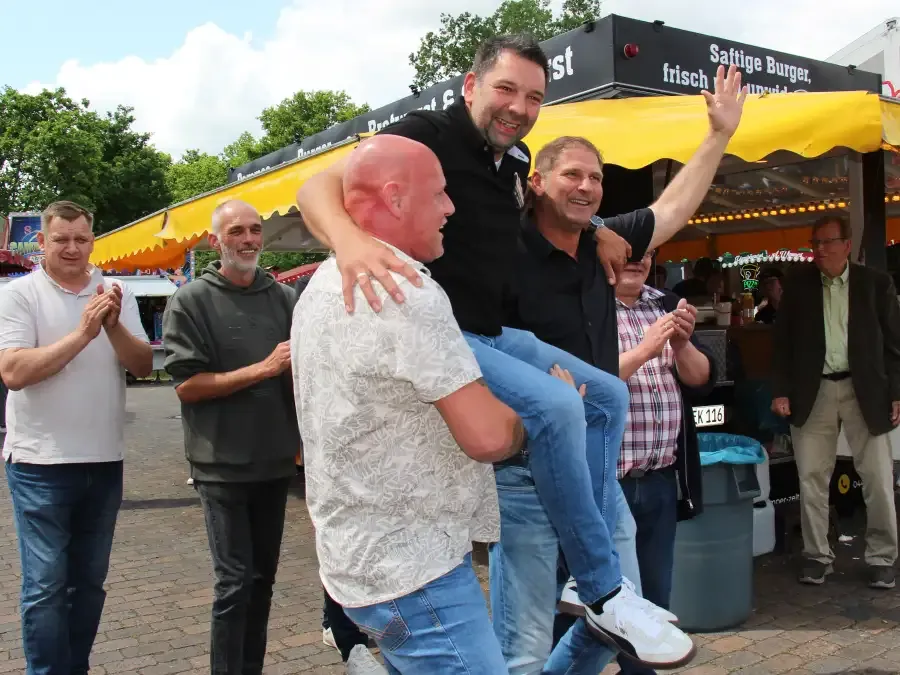 Ralf Gehlenborg ist neuer Schützenkönig von Gehlenberg / Quelle:NWZ-Online