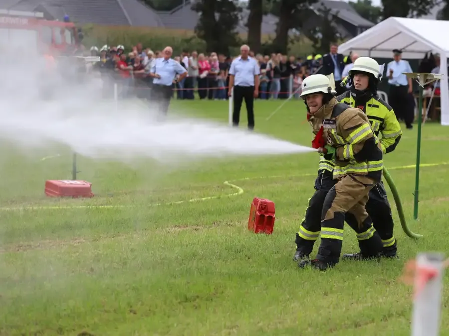 650 Feuerwehrkameraden in Gehlenberg – Kreisfeuerwehrtag bietet beeindruckendes Bild / Quelle:NWZ-Online