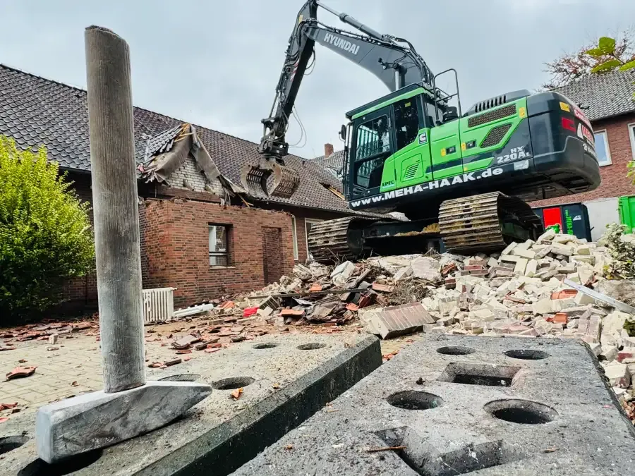 Bagger reißt Teile der Grundschule Gehlenberg ab / Quelle:NWZ-Online
